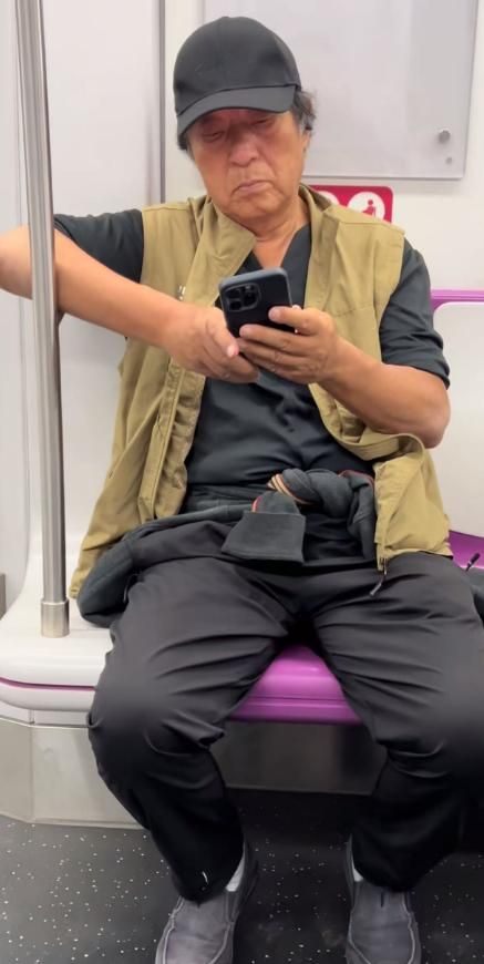 偶遇老态龙钟认不出裤腿上还有白色油漆AG真人游戏地址76岁牛群坐地铁被